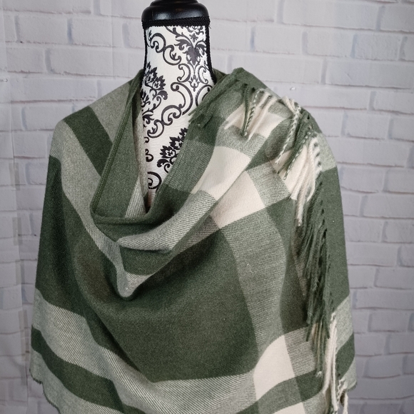 Universal Tread women's plaid print fringed shawl size one size fits most b11 - Picture 2 of 9